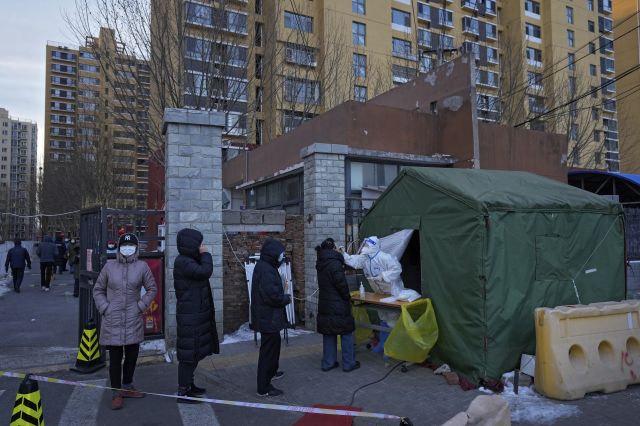 중국 베이징 펑타이구 주민들이 26일 아파트 단지 외곽에 마련된 코로나19 검사소에 줄지어 서 있다. 펑타이구는 전체 주민에 대해 코로나19 3차 검사를 실시했다. AP연합뉴스