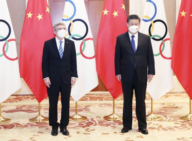 시진핑 중국 국가주석이 25일 베이징 조어대 국빈관에서 토마스 바흐(왼쪽) 국제올림픽위원회(IOC) 위원장과 면담하기 전 기념촬영을 하고 있다. 신화연합뉴스
