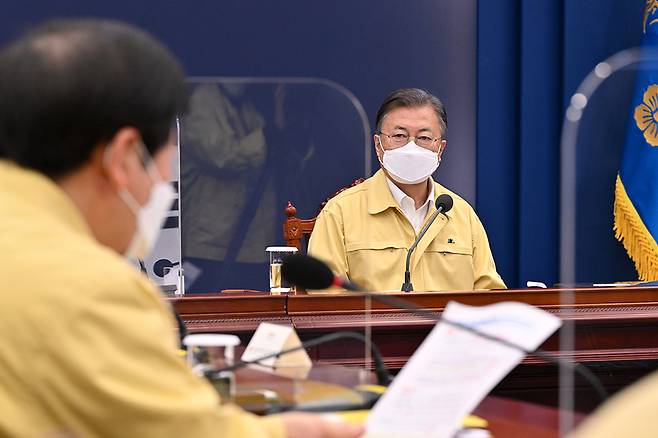 문재인 대통령이 26일 오후 청와대 여민관 영상회의실에서 열린 오미크론 대응 점검회의에서 국무조정실장으로부터 보고 받고 있다./사진=청와대 제공