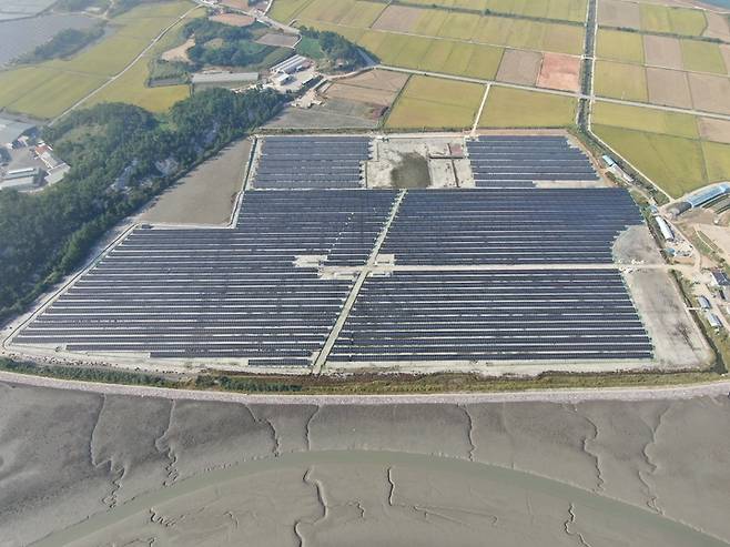 [세종=뉴시스] 신안군 지도읍 감정리 태양광 발전단지 전경. (사진=한국남동발전 제공) *재판매 및 DB 금지