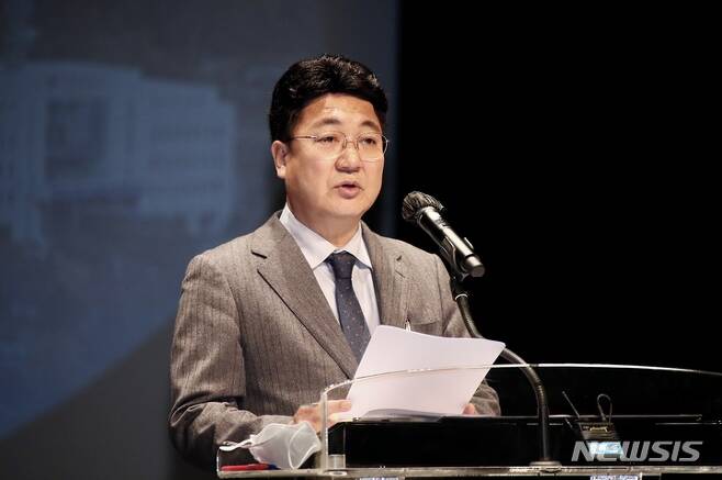 [이천=뉴시스]엄태준 이천시장이 신년기자회견을 열고 올해 이천시 주요 정책을 설명하고 있다.