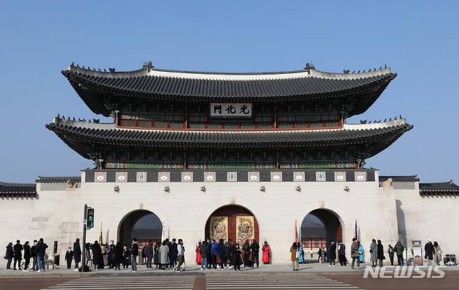 [서울=뉴시스] 이영환 기자 = 26일 오후 서울 종로구 광화문에서 시민들이 공개된 문배도를 살펴보고 있다. 2022.01.26. 20hwan@newsis.com