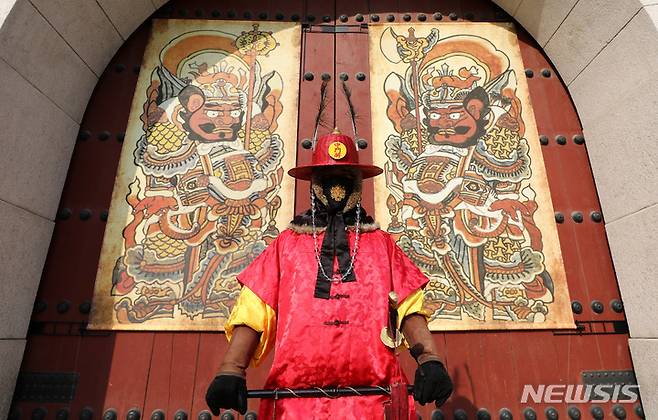 [서울=뉴시스] 이영환 기자 = 26일 오후 서울 종로구 광화문 문배도 앞에서 수문장이 자리를 지키고 있다. 2022.01.26. 20hwan@newsis.com