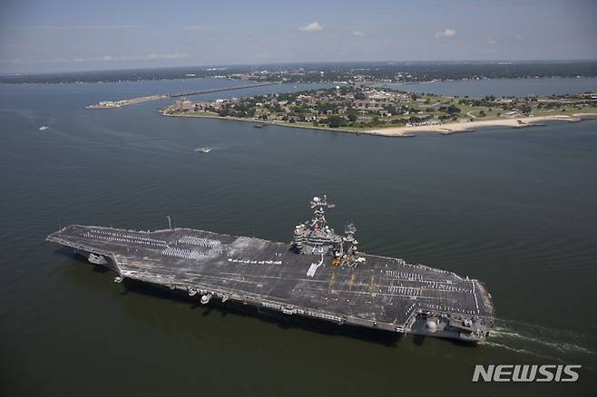 [AP/뉴시스] 미 해군 항공모함 USS 해리 S. 트루먼 호가 28일 로이드 오스틴 미 국방장관의 지시로 러-우크라이나 긴장상태에 대비하기위해 지중해에 머물게 되었다.  5척의 전함을 포함한 이 해군기동타격대는 원래 페르샤만을 향할 예정이었지만 러시아가 우크라이나국경에 10만 병력을 증강하면서 지중해에 대기하게 되었다.