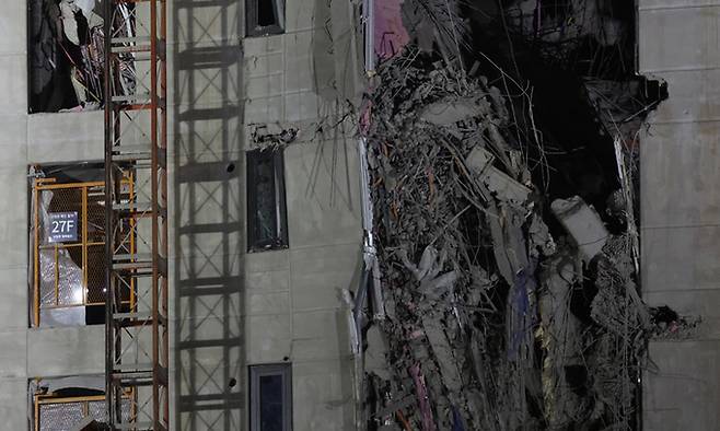 광주 서구 화정아이파크 붕괴 사고 발생 보름째인 25일 밤 실종자의 것으로 추정되는 단서가 발견된 27층. 무너져 내린 슬래브가 겹겹이 쌓여 있어 구조·수습에는 난항이 예상된다. 사고수습통합대책본부는 이날 밤 긴급브리핑을 열어 "27층 탐색 중 혈흔과 작업복을 발견했다. 사람으로 추정된다"고 말했다. 연합뉴스