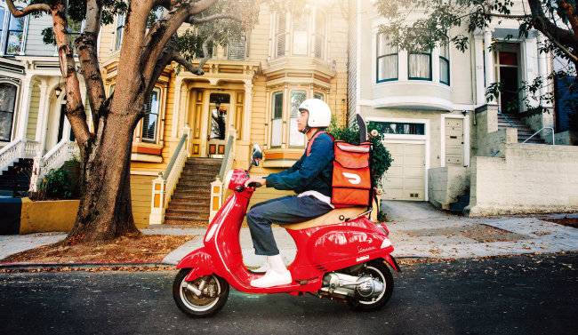 도어대시는 한국 배달의민족처럼 음식배달 중개 서비스를 제공한다. 애플리케이션으로 음식을 주문하면 ‘대셔(Dasher)’가 식당에서 음식을 받아 고객 집으로 가져다준다. [사진 제공 · 도어대시]