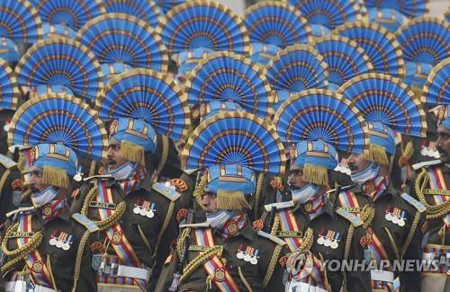 독특한 모자를 쓰고 행진하는 인도군  (뉴델리 로이터=연합뉴스) 26일(현지시간) 인도 수도 뉴델리에서 열린 리퍼블릭 데이 행사에서 독특한 모자를 쓰고 행진하는 인도군. 2022.1.26 photo@yna.co.kr