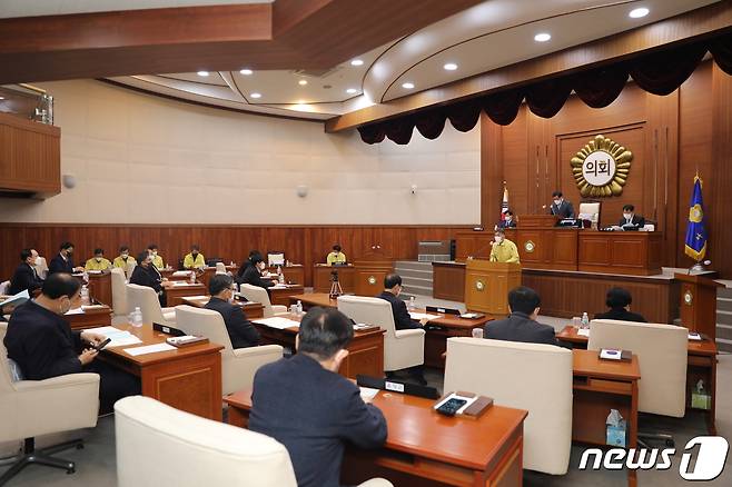 나주시의회(의장 김영덕)는 27일 코로나19 장기화로 인한 나주시재난지원금 지급을 위해 제240회 원포인트 임시회를 열었다. © News1