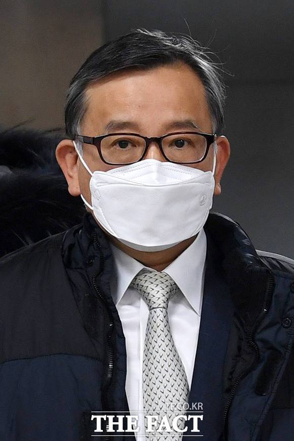 무죄 선고 받은 뒤 법원 나서는 김학의 전 차관.