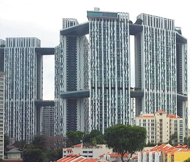 싱가포르 주택개발청이 2009년 완공한 토지 임대부 주택‘피나클 앳 덕스턴’. 50층 높이의 7개 건물로, 26층과 50층을 연결하는 스카이브리지에는‘하늘 공원’이 조성돼 있다. 전 세계 공공 주택 중 가장 높은 건물로, 공공 주택은 저렴하다는 이미지 자체를 바꾼 건물로 유명하다. /싱가포르 주택개발청
