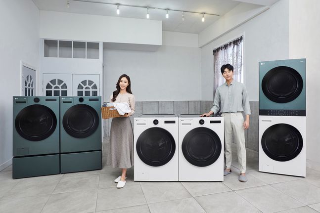LG전자 모델들이 LG 트롬 세탁기·건조기(가운데), 오브제컬렉션 색상인 LG 트롬 세탁기·건조기(왼쪽), 원바디 세탁건조기 LG 트롬 워시타워 오브제컬렉션을 소개하고 있다.ⓒLG전자