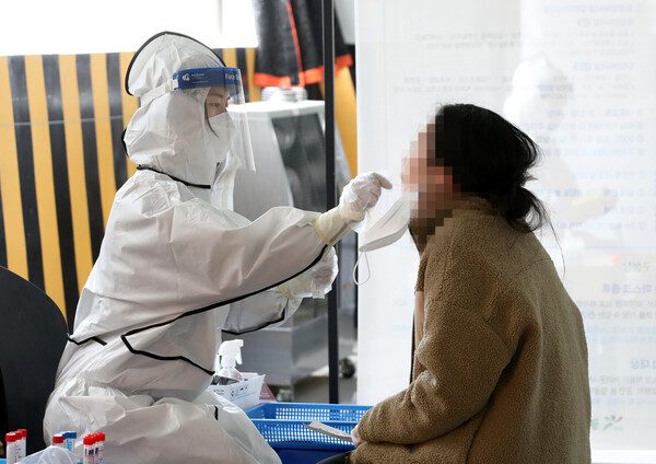 방역당국의 의료진이 광주 북구보건소 선별진료소에서 진단검사를 하고 있다. 연합뉴스