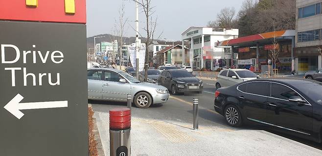 지난 19일 오전 11시40분께 대전 유성구 가정동의 맥도날드 대전카이스트 드라이브스루 매장. 출입구가 하나인데 출입 차들이 얽혀 혼잡한 모습이다. 최예린 기자 floye@hani.co.kr