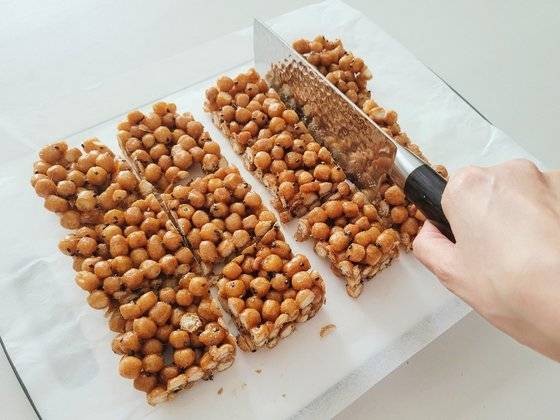 오란다는 적당히 식혀 미지근한 상태에서 잘라야 깨끗하게 자를 수 있다. 사진 신혜원