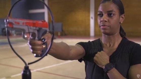 뉴욕 경찰의 체력시험은 경찰 직무와 밀접한 관련이 있는 작업을 제대로 수행할 수 있는지를 평가한다. 방아쇠 당기기는 코스의 마지막 단계에 배치해 지친 상태에서 흐트러짐 없이 방아쇠 당길 수 있느냐를 테스트한다. NYPD