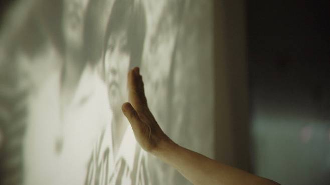 영화 <미싱타는 여자들>의 한 장면. 영화 출연자들은 청계상가에서 자신의 40년 전 모습과 만난다. 영화사 진진 제공