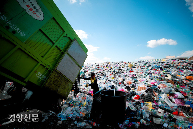 수원시 영통구에 있는 자원순환센터에 각지에서 수거된 플라스틱 쓰레기가 쌓여 있다./ 이준헌 기자