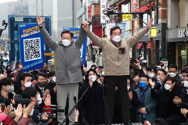 25일 경기 의정부시 행복로 시민광장에서 열린 '매타버스 의정부, 민심 속으로!'에서 이재명 더불어민주당 대선 후보의 지지를 호소하는 이낙연 전 더불어민주당 대표 / 사진=국회사진기자단