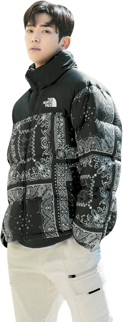 1996 노벨티 눕시 재킷을 착용한 노스페이스 홍보대사 로운. [사진 제공 = 영원아웃도어]
