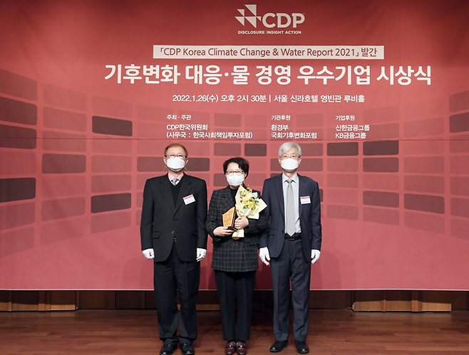 이성녀 ESG추진 담당임원(사진 가운데)이 26일 서울 신라호텔에서 열린 시상식에서 수상 후 기념촬영을 하고 있다. [사진 = SK에코플랜트]