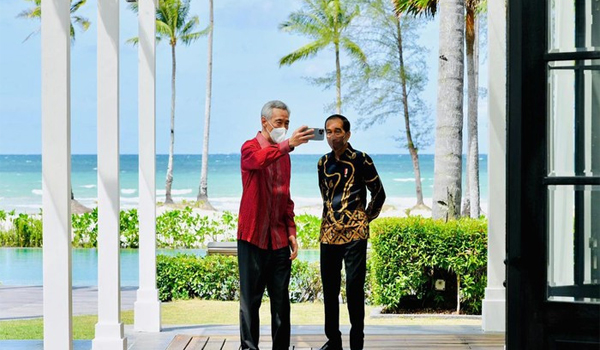 Singapore’s Prime Minister Lee Hsien Loong takes a "wefie" photo with President Joko “Jokowi” Widodo on the sidelines of their leaders retreat on Bintan Island on Tuesday.(Courtesy of/Presidential Secretariat)