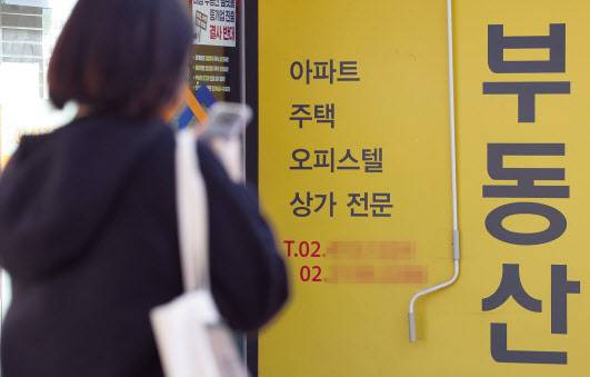‘대체 상품’인 오피스텔의 인기가 급격히 식어가고 있다. 특히 최근 분양에 나선 하이앤드 오피스텔들의 경우 많은 물량이 주인을 만나지 못하고 일반분양을 진행중이다. 사진은 서울시내 공인중개사무소. [연합]