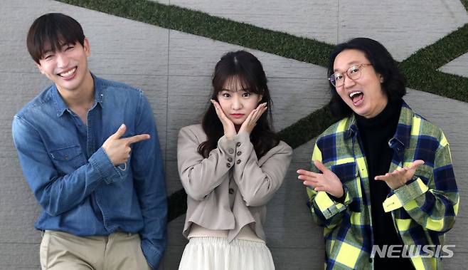 [서울=뉴시스] 추상철 기자 = 영화 '트로트는 인생이다'의 배우 김동찬(왼쪽부터), 김솔비, 김경진이 19일 오전 서울 중구 뉴시스 본사에서 인터뷰에 앞서 포즈를 취하고 있다. 2022.01.19. scchoo@newsis.com