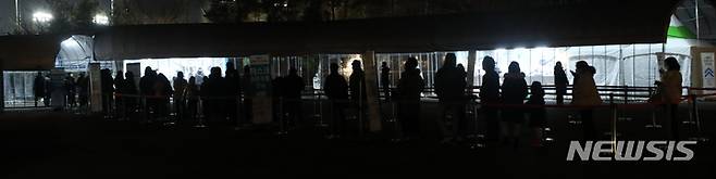 [사진=뉴시스DB]밤 늦게까지 코로나19 검사를 받는 시민들.
