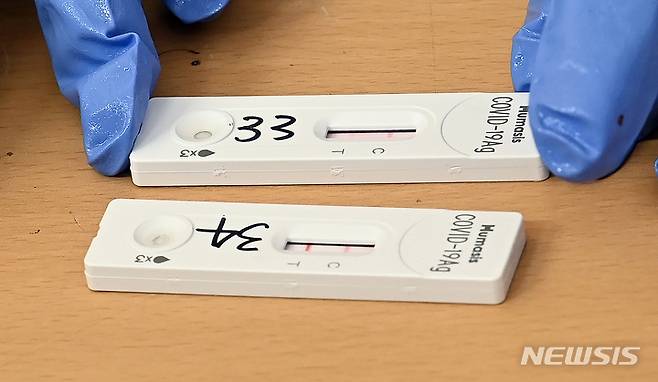 [안성=뉴시스] 김종택기자 = 오미크론 대응 단계 전환이 본격 시행된 26일 오전 경기도 안성시보건소의 선별진료소에서 의료진이 채취한 진단키트를 검사하고 있다. 안성을 비롯해 광주, 전남, 평택 등 4개 지역에서는 오늘부터 60세 미만인 경우 자가검사키트로 검사한 뒤 양성이 나오는 경우에만 PCR검사를 받을 수 있다. 2022.01.26.jtk@newsis.com