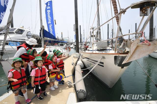 【화성=뉴시스】 (DB사진) 경기 화성시 서신면 전곡항일대에서 열린 '제11회 화성 뱃놀이축제'에서 어린이들이 정박된 요트를 바라보고 있다.