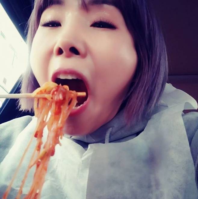 [서울=뉴시스] 신봉선 인스타그램 캡처 . 2022.01.27. (사진= 인스타그램 ) photo@newsis.com*재판매 및 DB 금지 *재판매 및 DB 금지