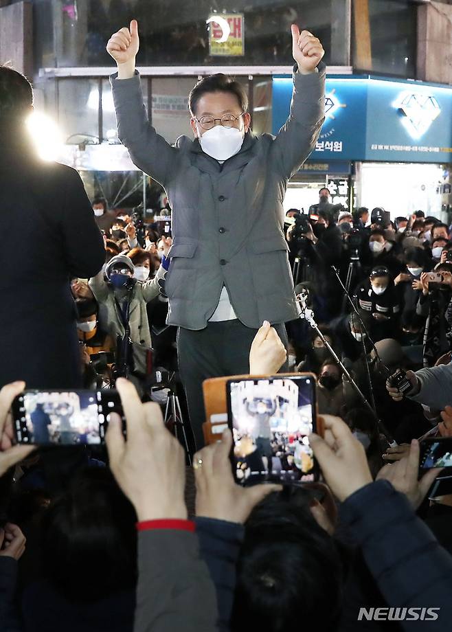 [광주=뉴시스] 최동준 기자 = 이재명 더불어민주당 대선 후보가 27일 광주 동구 '우다방' 충장로우체국 앞에서 지지를 호소하고 있다. 2022.01.27. photocdj@newsis.com