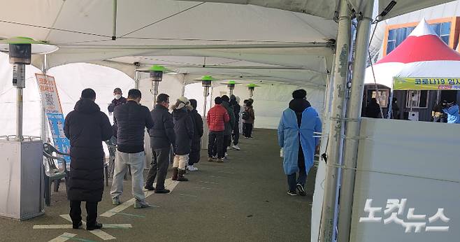 코로나19 임시선별진료소에서 시민들이 검체를 기다리고 있다. 박정노 기자