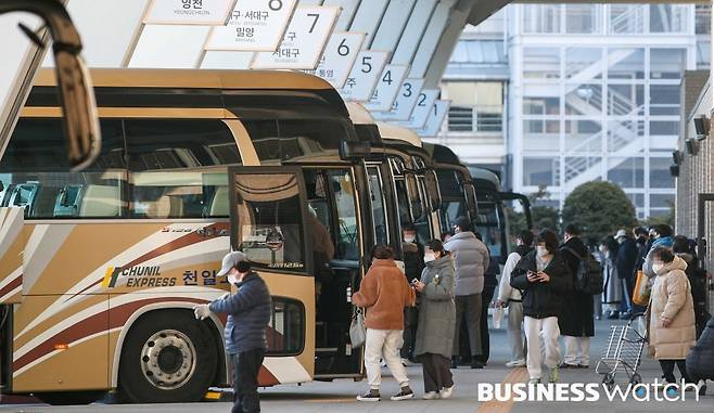 설 명절 연휴를 앞둔 28일 서울 서초구 고속버스터미널 경부선에서 귀성객들이 버스에 탑승하고 있다./사진=이명근 기자 qwe123@