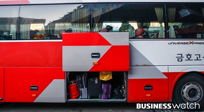 설 명절 연휴를 앞둔 28일 서울 서초구 고속버스터미널 호남선에서 귀성객들이 버스에 탑승하고 있다./사진=이명근 기자 qwe123@
