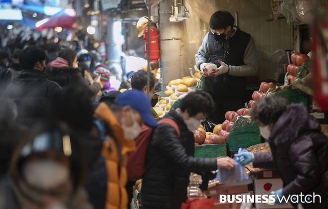설 연휴를 하루 앞둔 28일 서울 경동시장에서 많은 시민들이 제수상 준비를 위해 청과물을 구매하고 있다./사진=이명근 기자 qwe123@