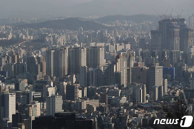 서울 남산에서 바라본 아파트 밀집지역 모습. 2022.1.24/뉴스1 © News1 성동훈 기자