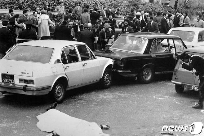 1978년 3월 16일(현지시간) 발생한 알도 모로 전 총리의 납치 사건 현장. 오른쪽에 있는 검은색 리무진은 모로가 타고 있던 차다. 왼쪽에 있는 흰색 리무진은 모로의 에스코트 차량이었다. © AFP=뉴스1 © News1 김지현 기자