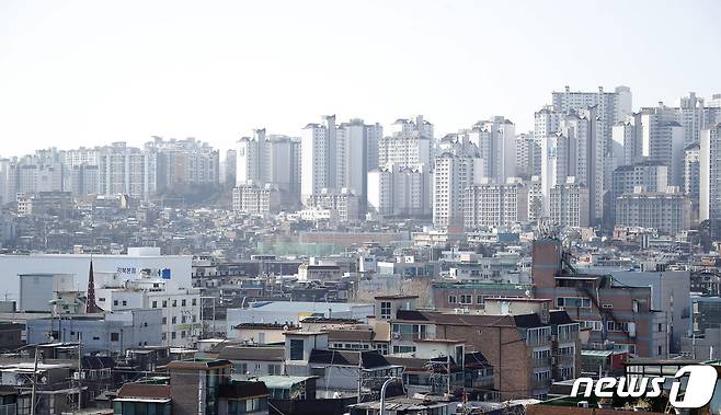 서울 주택가에서 바라본 강북구. 2022.1.28/뉴스1 © News1 권현진 기자