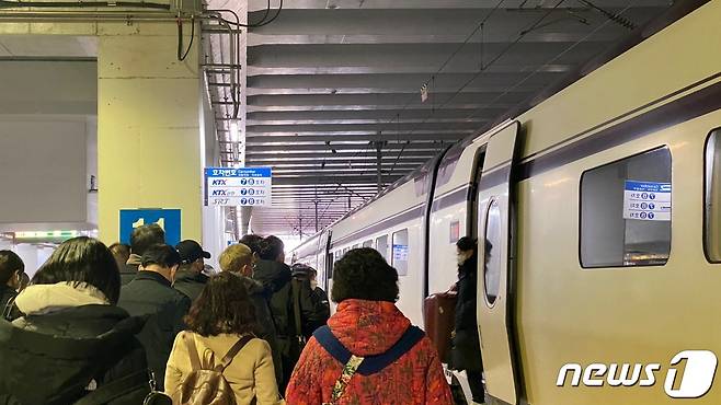 28일 오후 3시쯤 귀성객들이 열차에 오르고 있다. 2022.1.28/뉴스1 © News1/이성덕 기자