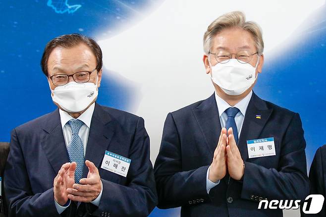 이해찬 전 더불어민주당 대표(왼쪽)와 이재명 민주당 대선 후보. 2021.5.21/뉴스1 © News1 안은나 기자