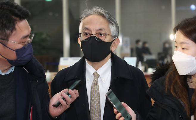 아이보시 고이치(가운데) 주한 일본 대사가 서울 세종로 외교부 청사에 들어서며 기자들의 질문을 받고 있다. /공동취재사진 뉴시스