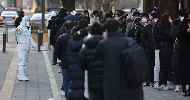 28일 오전 서울 송파구보건소에 마련된 코로나 선별진료소에서 시민들이 검사를 받기 위해 줄 서 있다. /뉴스1