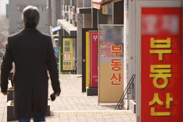 한국부동산원 조사에 따르면 이번 주 서울 아파트값은 0.01% 올라 지난주(0.02%)보다 상승폭이 줄었다. 전체 25개 구 가운데 4개 구의 아파트값이 하락했고, 보합 지역은 8개 구로 늘었다. 사진은 23일 서울 시내 한 부동산 중개업소. 연합뉴스