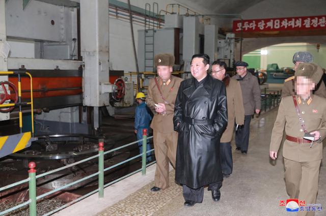 김정은 북한 국무위원장이 북한의 한 군수공장을 시찰하고 있다. 공장 핵심 관계자들의 얼굴은 모자이크 처리돼 있다. 평양=조선중앙통신 연합뉴스