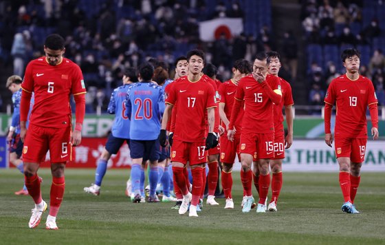 Soccer Football - World Cup - Asian Qualifiers - Group B - Japan v China - Saitama Stadium, Saitama, Japan - January 27, 2022 China players look dejected after the match REUTERS/Issei Kato  〈저작권자(c) 연합뉴스, 무단 전재-재배포 금지〉