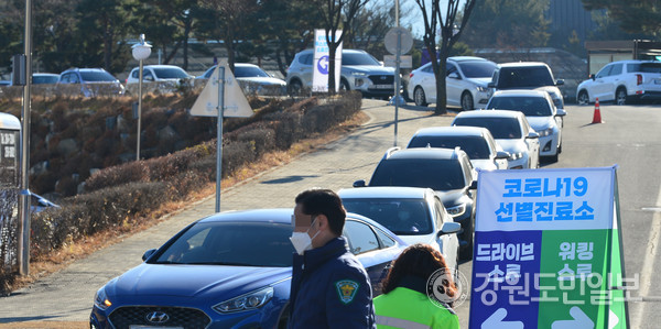 13일 춘천 호반체육관에 마련된 드라이브스루 선별진료소에 검사를 받기 위해 몰린 차량들이 길게 줄을 서 있다. 방도겸