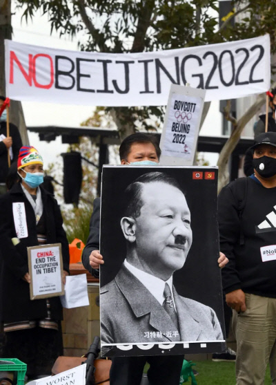 중국 신장과 티베트 등의 소수민족 인권을 지지하는 단체들이 지난해 6월 호주 멜버른에서 베이징 동계올림픽 참가 반대 시위를 벌이고 있다. 멜버른｜AFP연합뉴스
