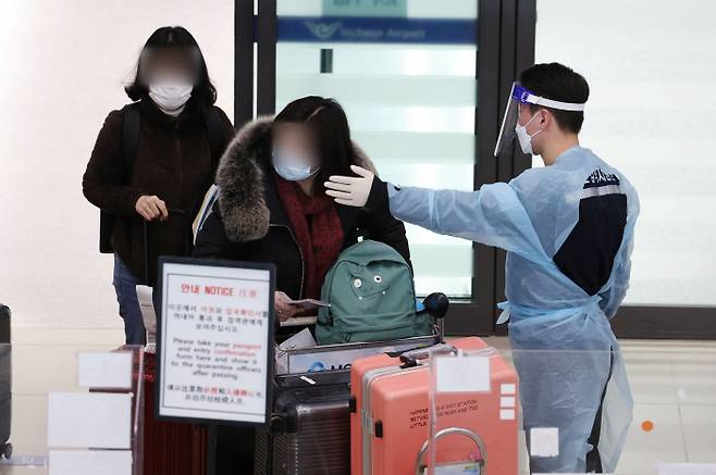 지난 23일 인천국제공항 제1터미널 입국장에서 해외 입국자들이 이동하고 있다. 연합뉴스