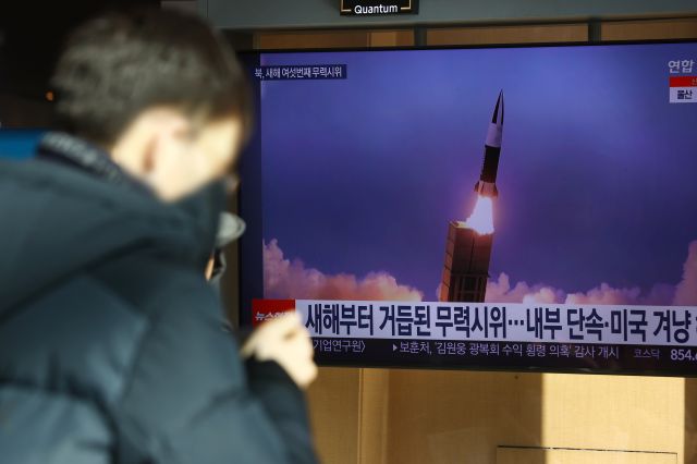 27일 오후 서울역 대합실에서 시민이 북한의 단거리 탄도미사일 추정체 발사 관련 뉴스를 시청하고 있다. 연합뉴스